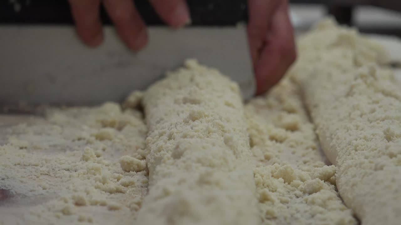 빵집은 또한 빵집 또는 빵집 빵, 쿠키, 케이크, 패스트리 및 파이와 같은 오븐에서 구운 밀가루 기반 음식을 생산하고 판매하는 시설입니다.