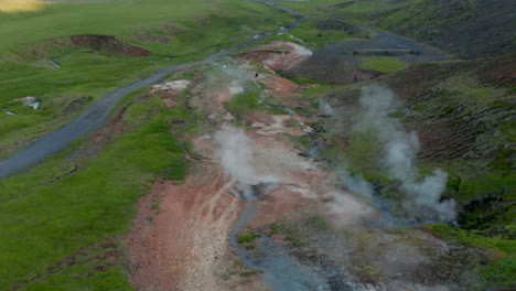 Luftdrohne-Zeigt-Geothermisches-Gebiet-In-Island-Mit-Dampfender-Kraterlandschaft-Und-Touristischer-Erkundung.-Vogelperspektive-Von-Fumarolen,-Schönheit-In-Der-Natur