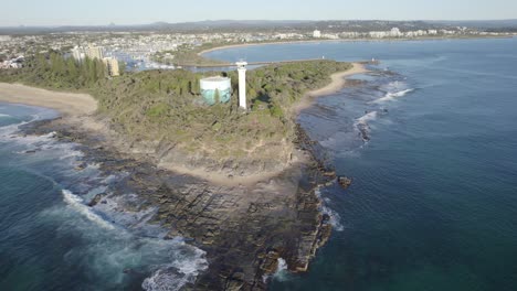 Luftaufnahme-Des-Point-Cartwright-Lighthouse,-Mooloolaba,-Queensland,-Australien