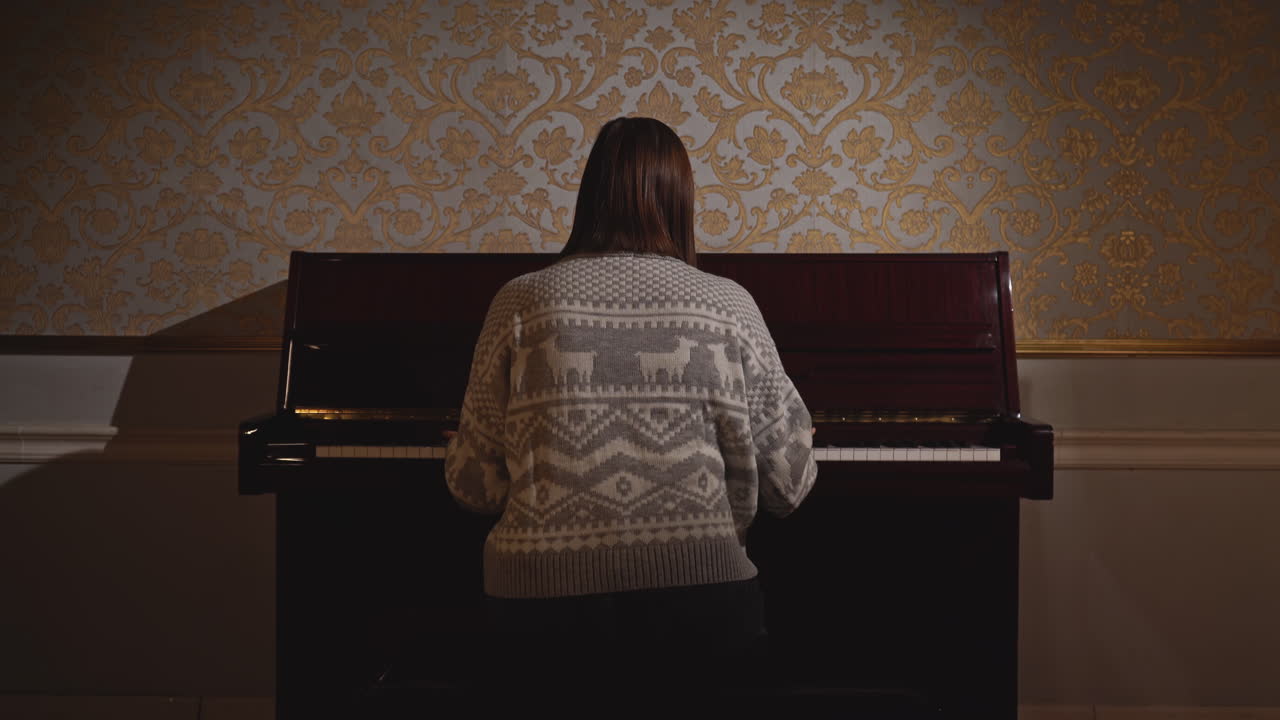 우아한 방에서 피아노를 연주하는 여자