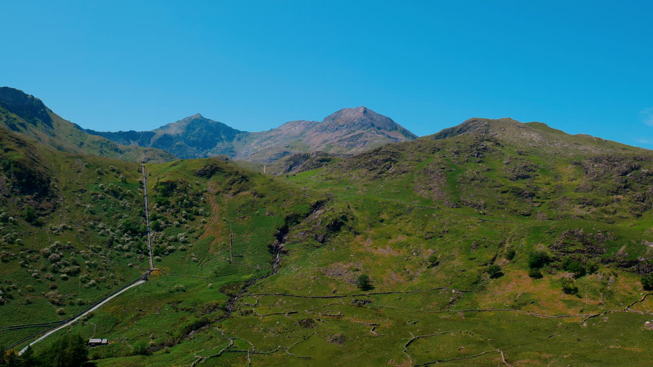 Vista della cima del Monte Snowdon da un punto panoramico in una giornata di sole estiva.