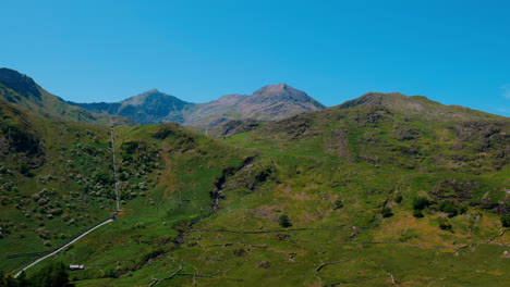 vista de la cima de la montaña snowdon desde un punto de vista en un día soleado de verano