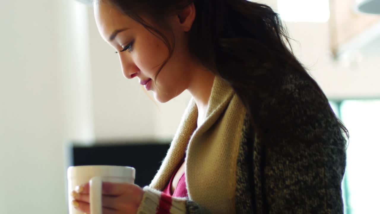 휴대 전화 를 사용 하는 동안 커피 를 마시는 여자