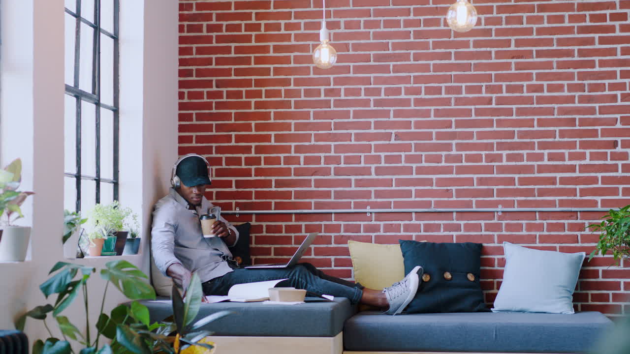 café, sala de estar y estudiante estudiando