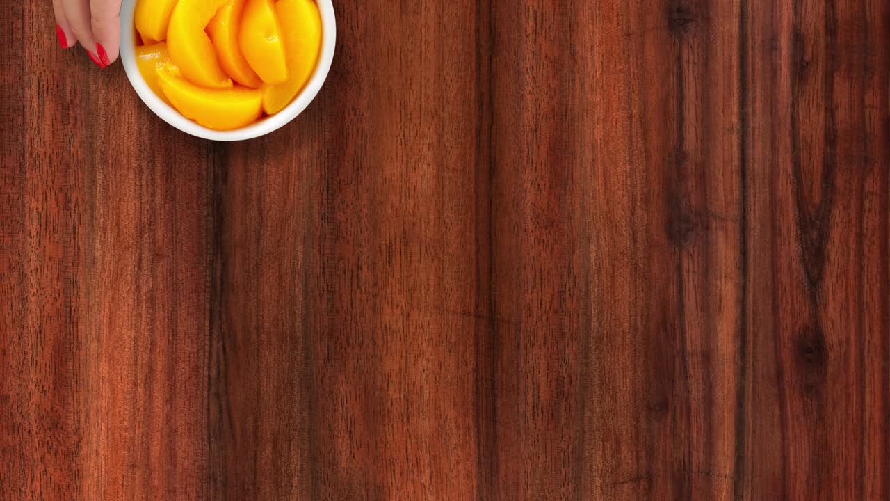 ofreciendo cuñas de melocotón