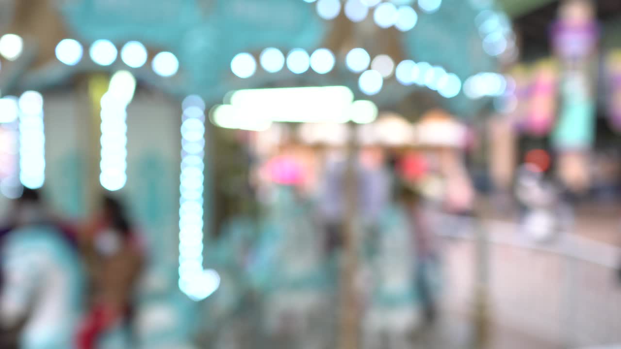 놀이 공원의 카루셀. 초점 밖. 주체는 왼쪽에 있습니다. 중간