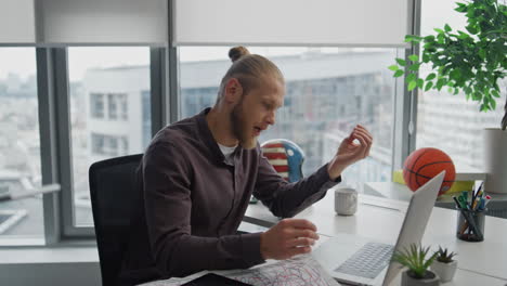 Gesturing-businessman-arguing-computer-call-home-closeup.-Furious-man-disputing