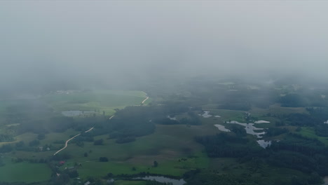las nubes que se retiran revelan lentamente un paisaje verde subyacente