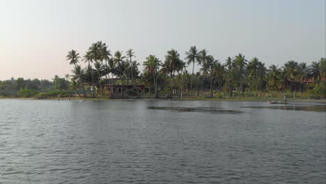 hermosa vista del pueblo costero y pescador en su bote flotando hacia la orilla