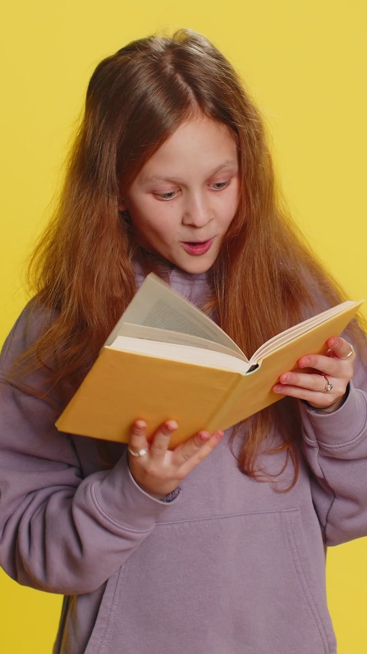 Bambina felice, ragazza, bambino, lettura divertente, interessante, racconto di favole, libro, tempo libero, hobby, apprendimento, studio.