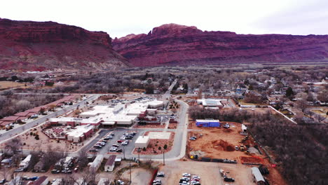 Toma-Aérea-Del-área-De-Estacionamiento-De-Automóviles-En-Moab,-Utah