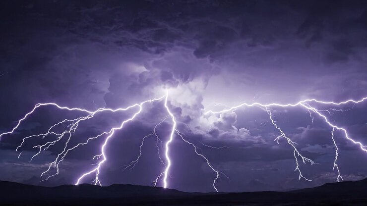 Potenti fulmini illuminano cieli scuri: uno spettacolo affascinante della furia della natura che mostra scariche mozzafiato contro drammatici paesaggi nuvolosi.