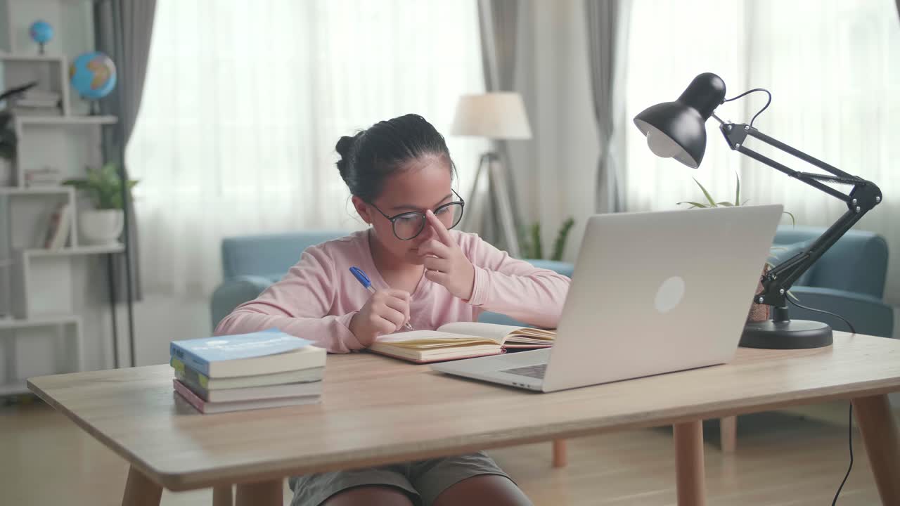 집에서 온라인으로 공부하는 소녀