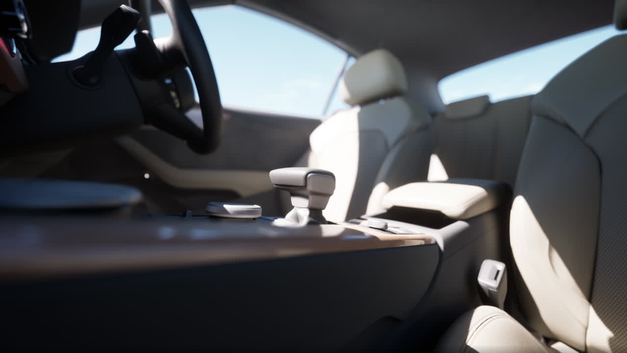 interior de automóvil de lujo con asientos de cuero blanco y cambio de marchas