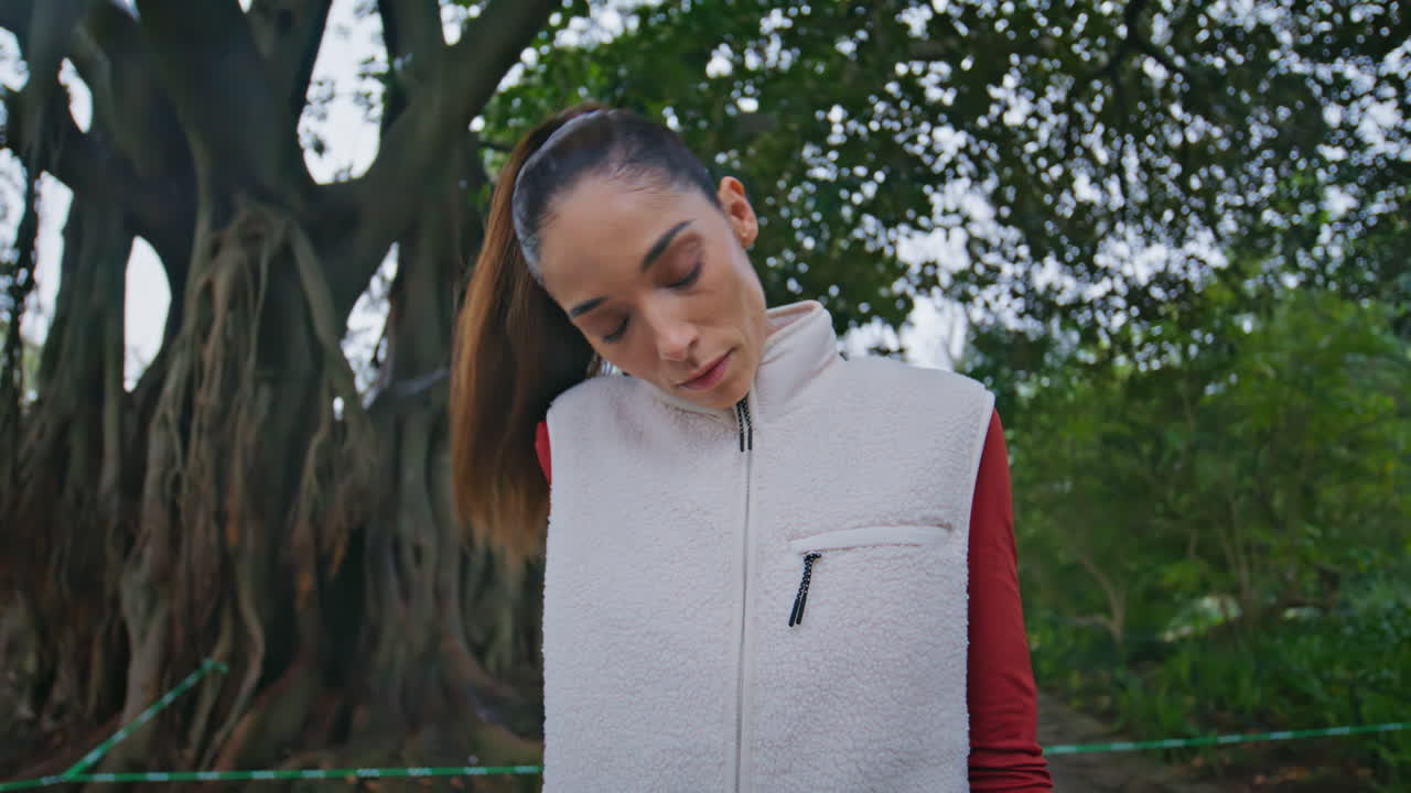 여자 운동선수 워밍업 그린 파크 운동 준비 클로즈업 여자 피트니스