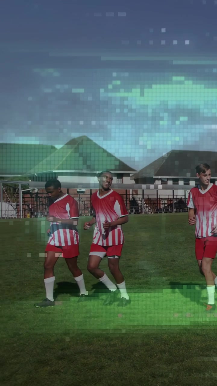 Video verticale: Squadra di calcio che si riscalda facendo jogging, linea che si sposta mentre un glitch verde oscura i giocatori