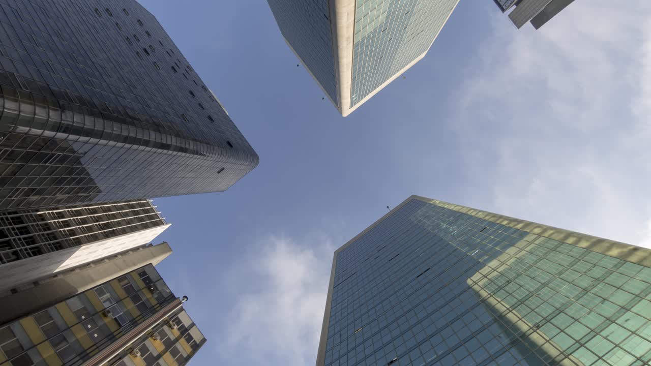 el lapso de tiempo de 4k uhd de edificios y rascacielos financieros