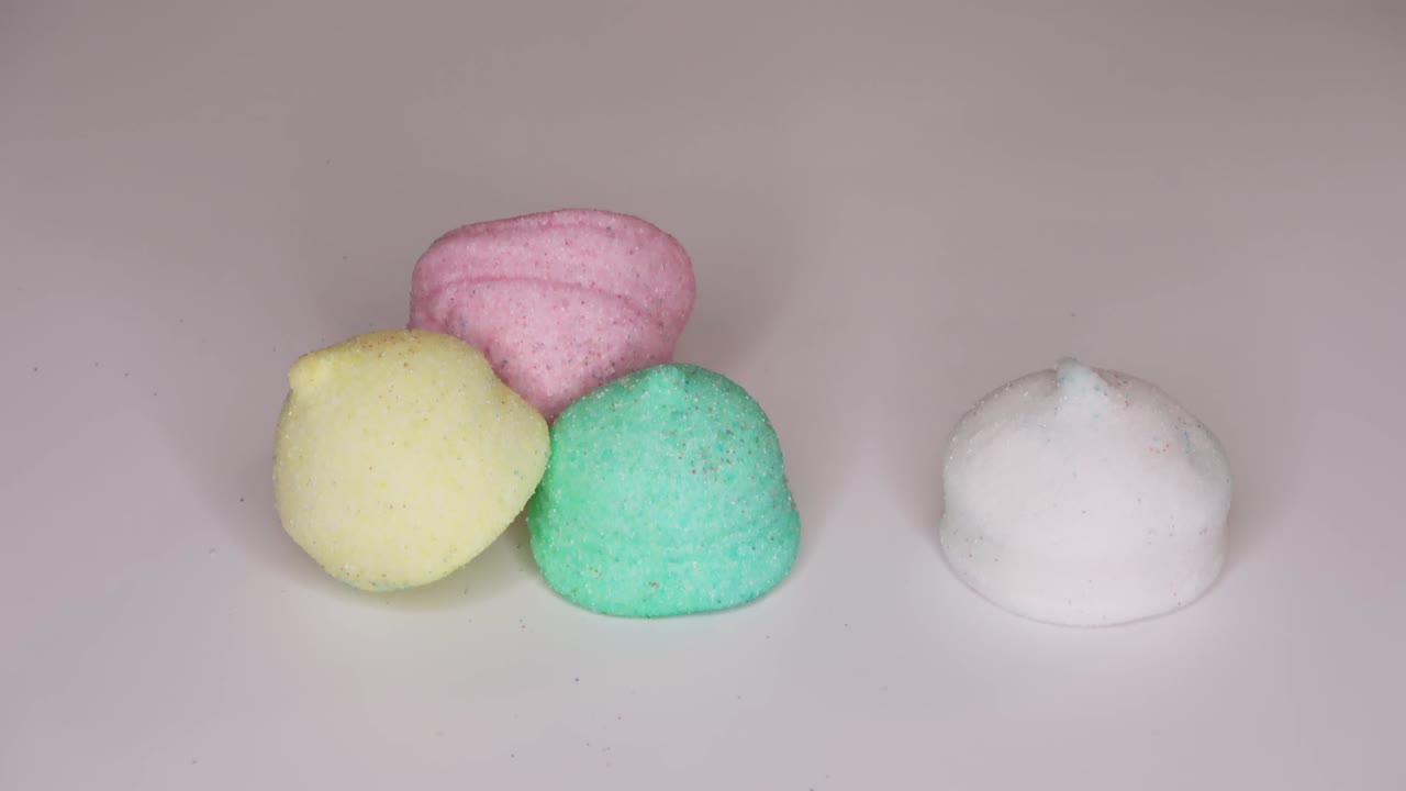 매우 다채로운 마쉬멜로 사탕이  바탕에 떨어집니다.