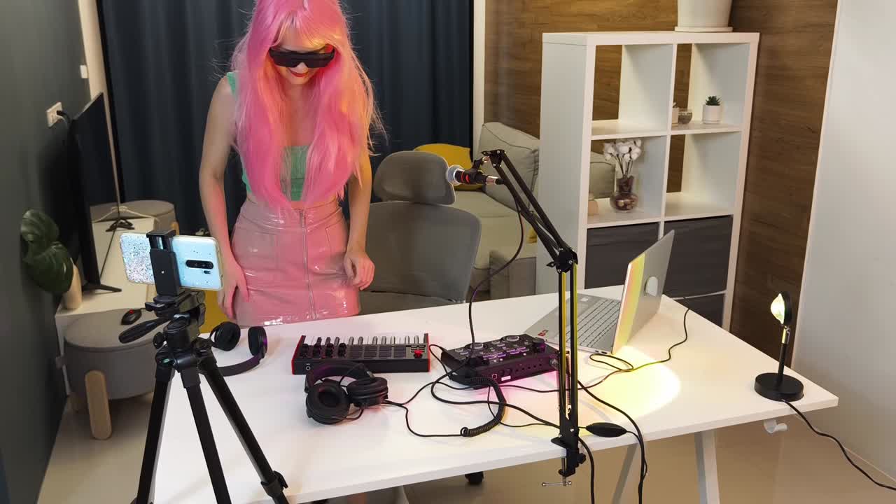 sesión de producción de música de transmisión femenina