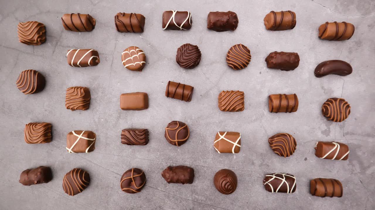 diferentes formas de chocolates en movimiento - detener el movimiento