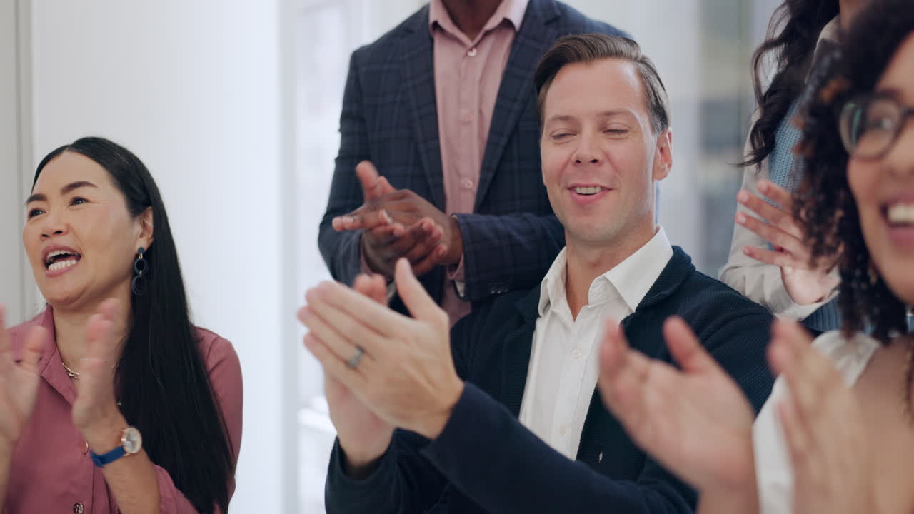 equipo celebrando el éxito