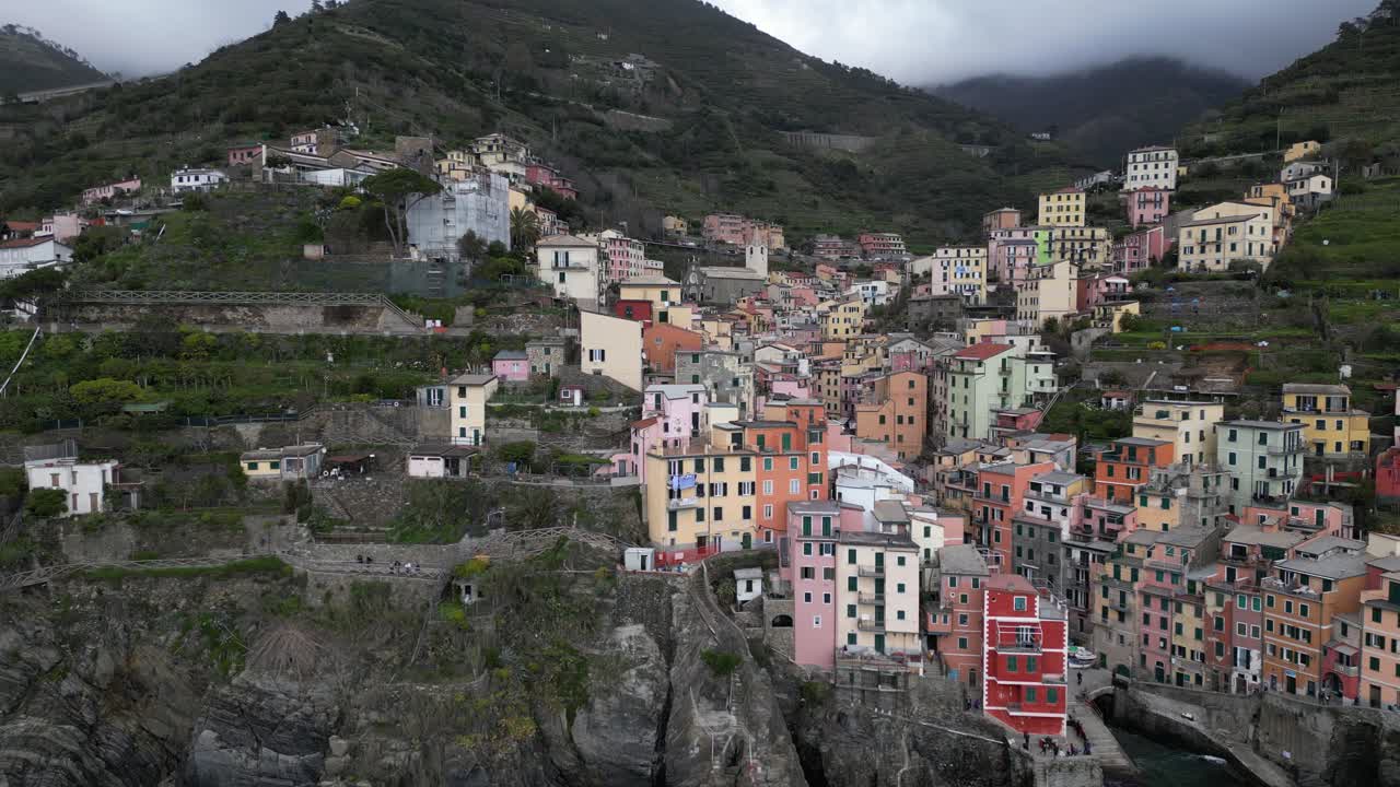 Vue aérienne rotative et fluide des bâtiments sur les falaises de Riomaggiore, Cinque Terre, Italie.