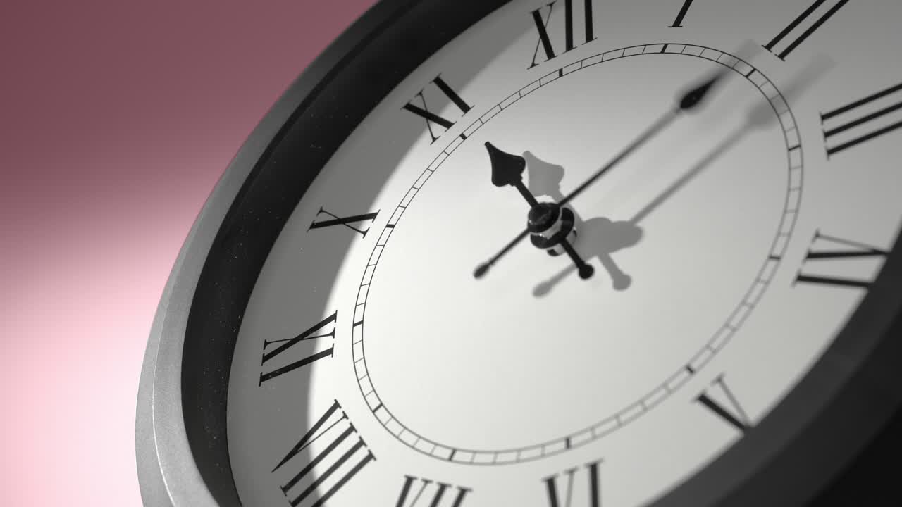 reloj latino en rosa rosa pared en el lapso de tiempo