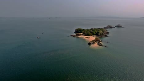 Langsame-Luftaufnahme-Verankerter-Segelboote-In-Der-Nähe-Einer-Einsamen,-Malerischen-Insel