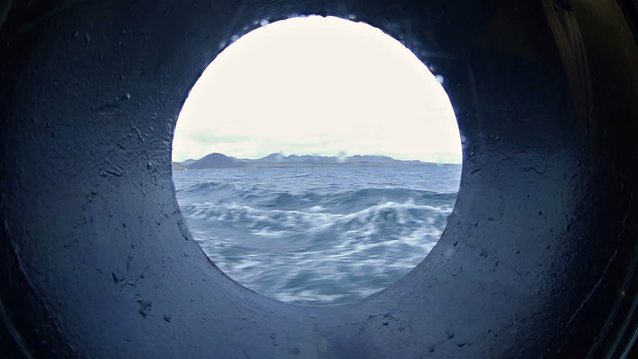 갈라파고스 제도 국립 공원과 해양 보호 구역 에콰도르에서 항해하는 동안 배의 현창을 통해 봅니다.