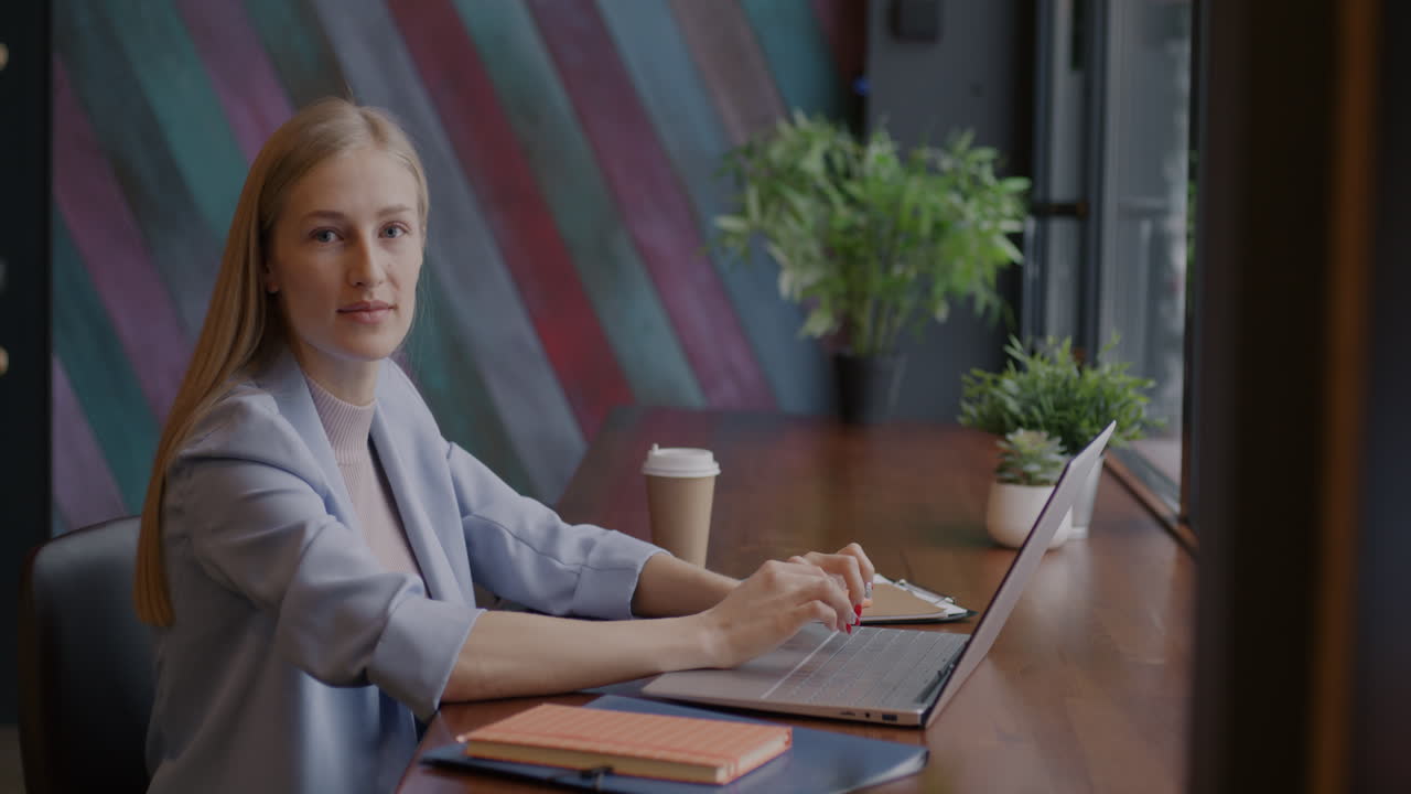 kobieta pracująca na laptopie w kawiarni