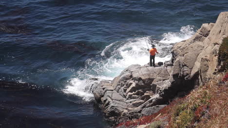 mann angelt am ufer des pacific coast highway