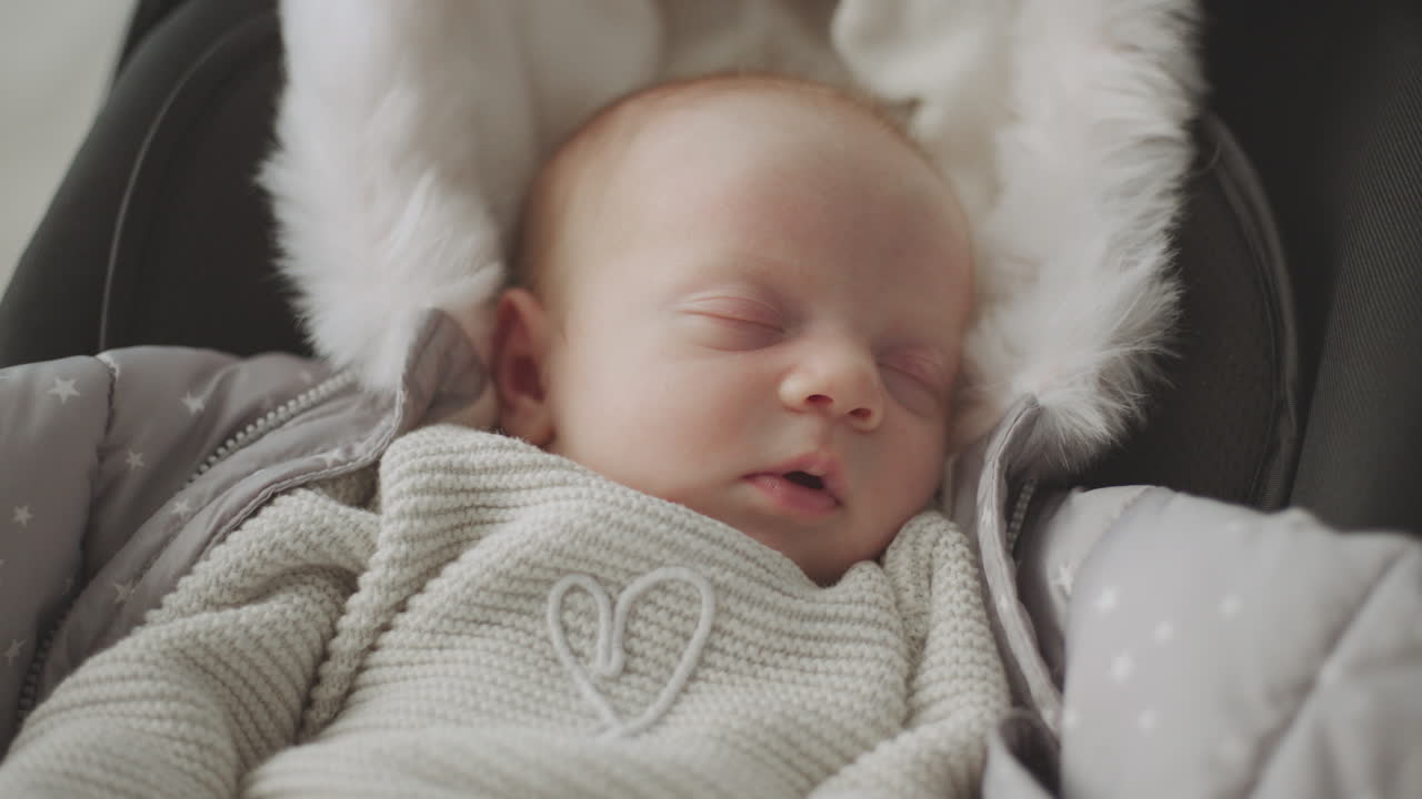 Bambino addormentato in un passeggino