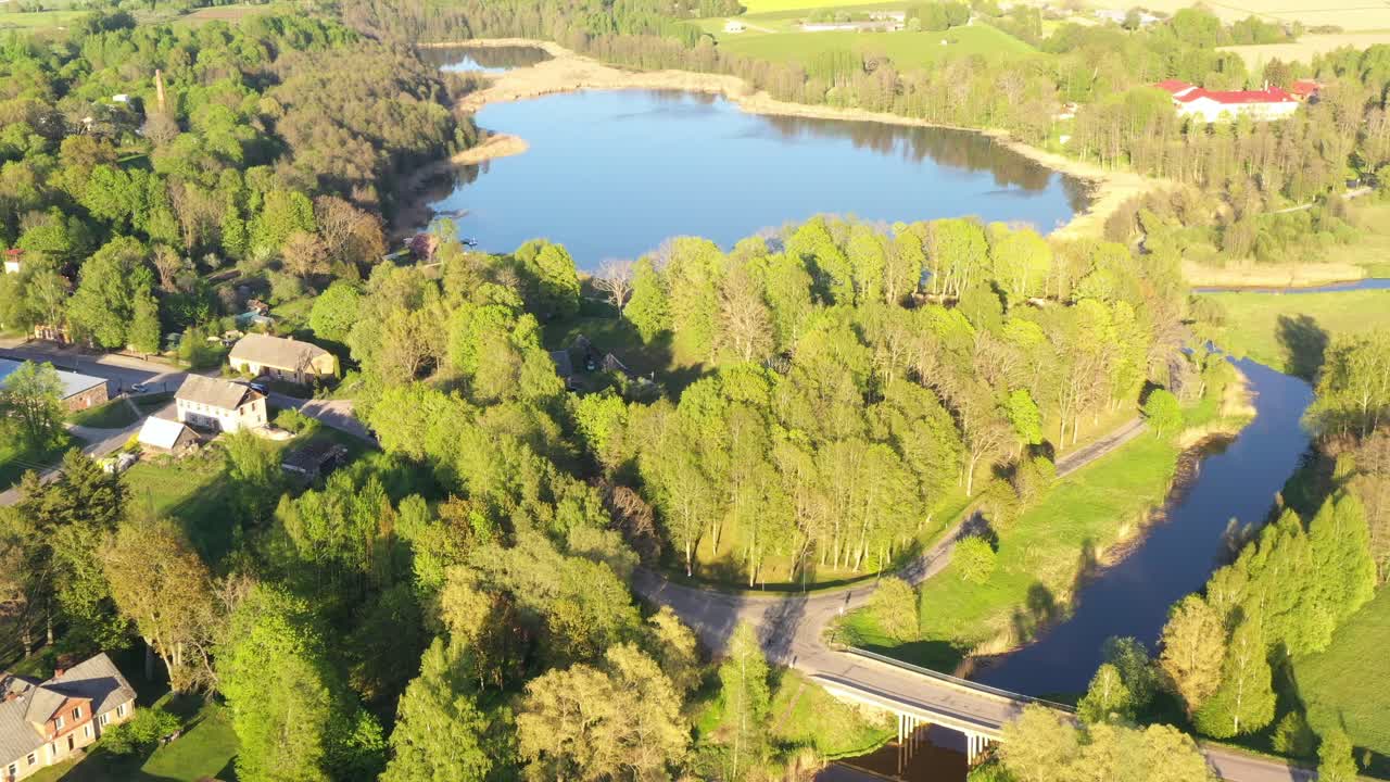 paisaje de verano en la hora dorada con un gran lago