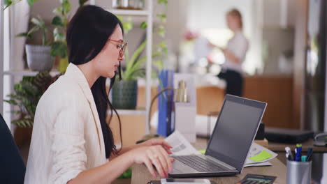 Mujer-Habla-Por-Teléfono-Y-Responde-Correos-Electrónicos-De-Clientes