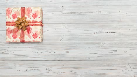 선물은 가운 나무 바탕에 프레임을 따라 드라이브, 스 모션 애니메이션