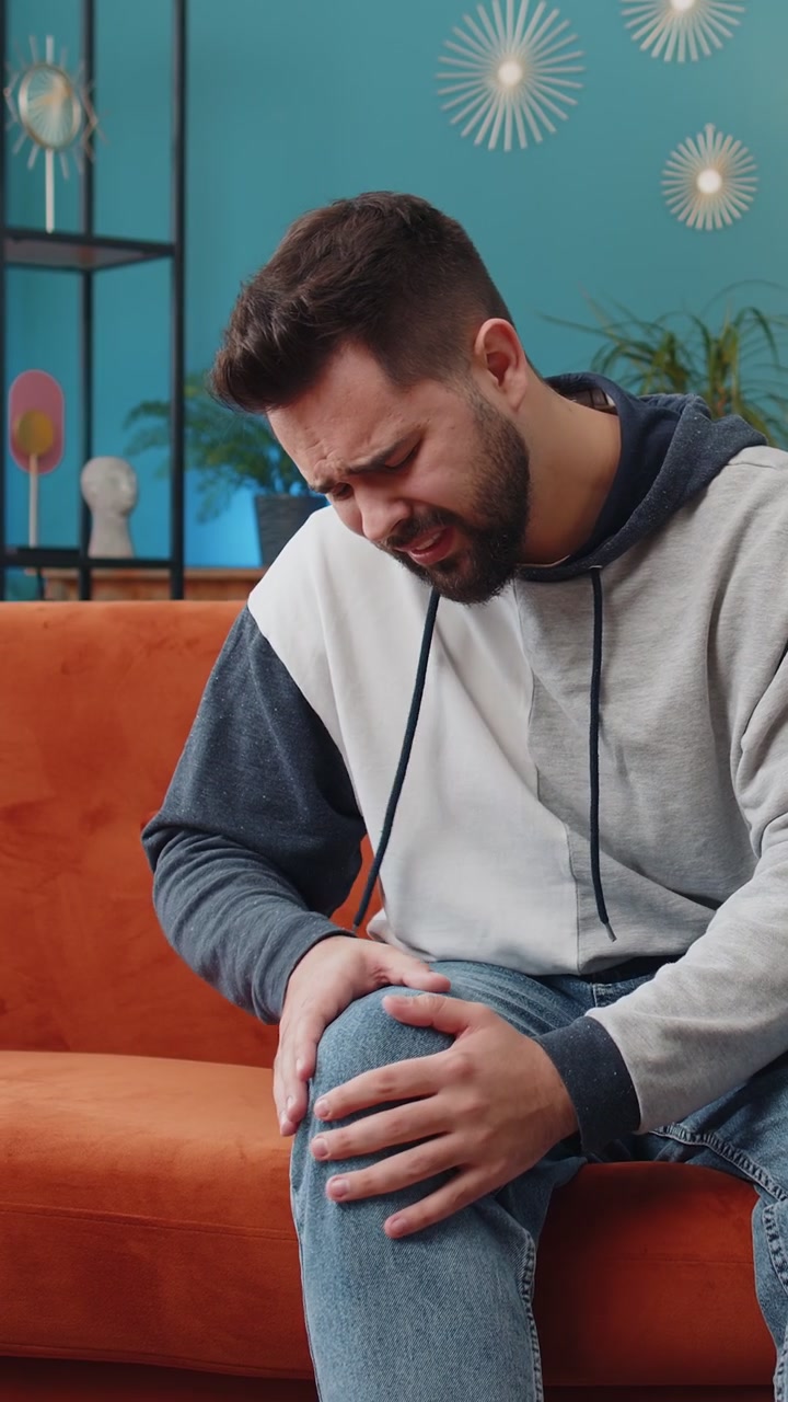 Hombre caucásico joven padece un dolor intenso y agudo en la articulación de la rodilla, así como afecciones musculares en las piernas, calambres y reumatismo.