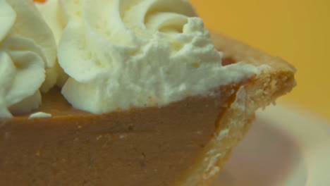 [cámara utilizada: canon c300] toma macro, bandeja a la izquierda, rebanada de pastel de calabaza cargada de crema batida esponjosa