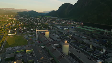 aérea en el sol de medianoche sobre la planta de fabricación de aluminio de mosjøen, vefsn, noruega