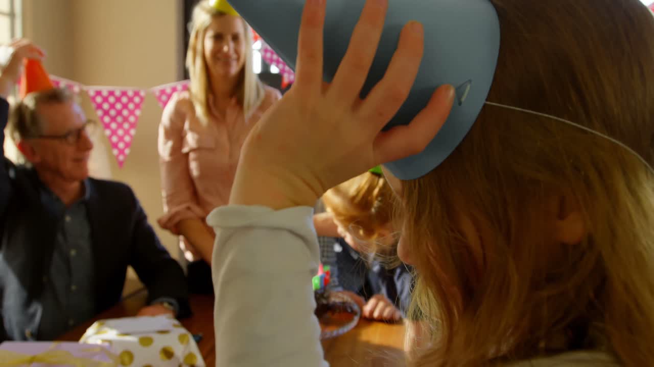 생일 모자를 입은 미소 짓는 귀여운 소녀의 클로즈업 4k