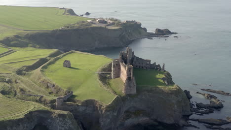 una vista aérea del lado de la ruina del castillo de tantallon en un día soleado, east lothian, escocia