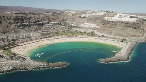 vista aérea del complejo turístico, famosa playa de amadores con arena blanca rodeada de acantilados