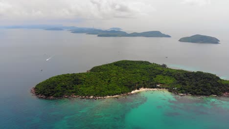 Vista-Panorámica-Aérea-De-La-Isla-Tropical-Salvaje-Verde-Rodeada-Por-Un-Hermoso-Océano-Turquesa,-Islas-De-Phu-Quoc,-Paisaje-Del-Archipiélago-De-Vietnam