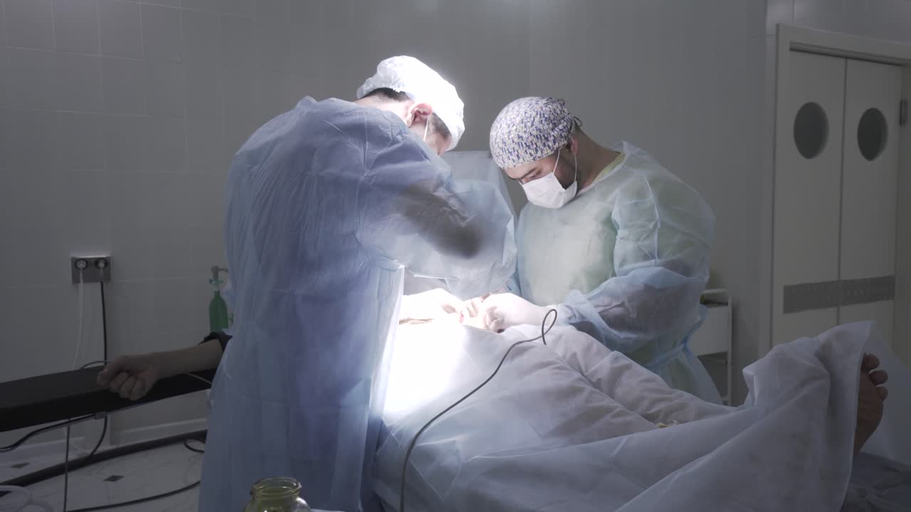 procedimiento quirúrgico en una sala de operaciones