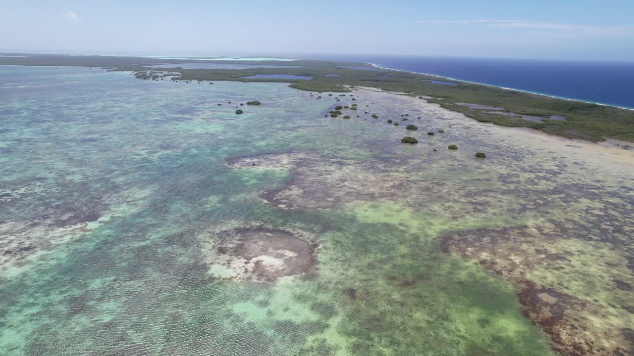 descenso aéreo sobre los humedales de los rocas con aguas turquesas y manglares