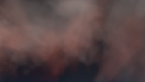 cielo vibrante al atardecer con nubes coloridas y sol brillante
