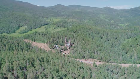 Vista-De-Drones-Del-Bosque-En-Medio-Del-Bosque-De-Colorado-Con-Algunos-Edificios-En-El-Medio