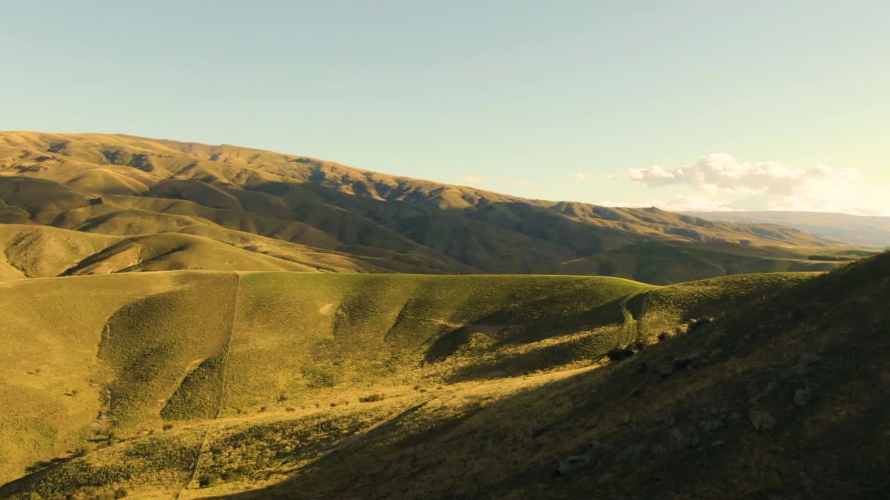 revelación aérea de la ladera dorada en wanaka, nueva zelanda