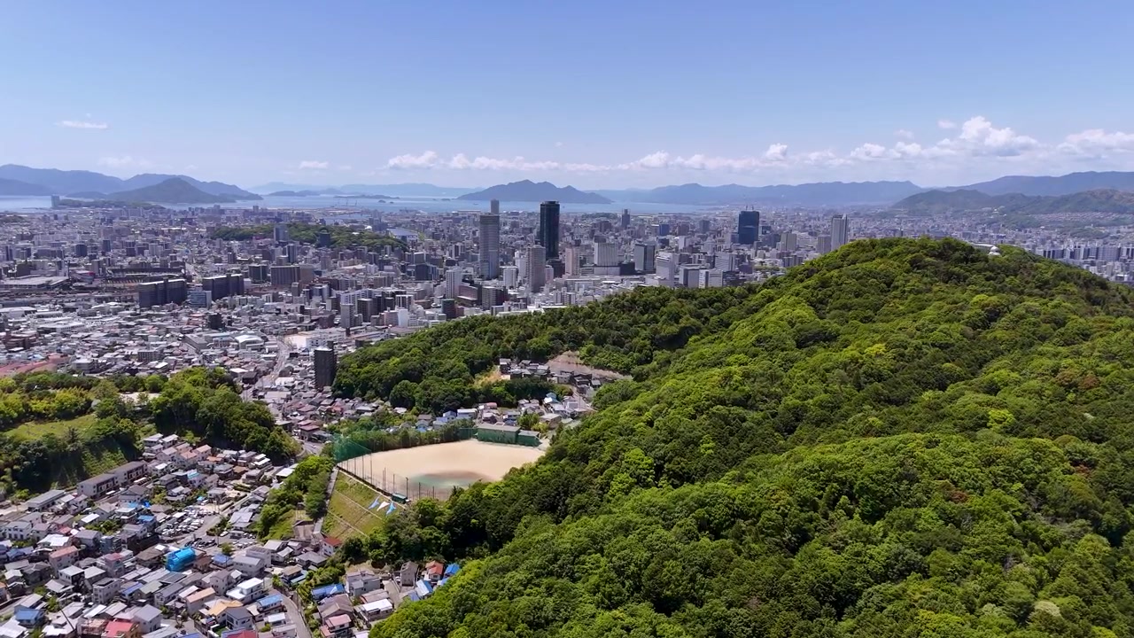 Sorvola una montagna con fitta foresta, vista di Hiroshima (1 di 3).