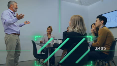 animación del procesamiento de datos financieros sobre diversas personas de negocios en la oficina