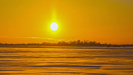 Tiro-De-Lapso-De-Tiempo-De-La-Puesta-De-Sol-Dorada-En-La-Iluminación-Del-Cielo-Al-Aire-Libre-En-El-Campo-De-Invierno-Cubierto-De-Nieve